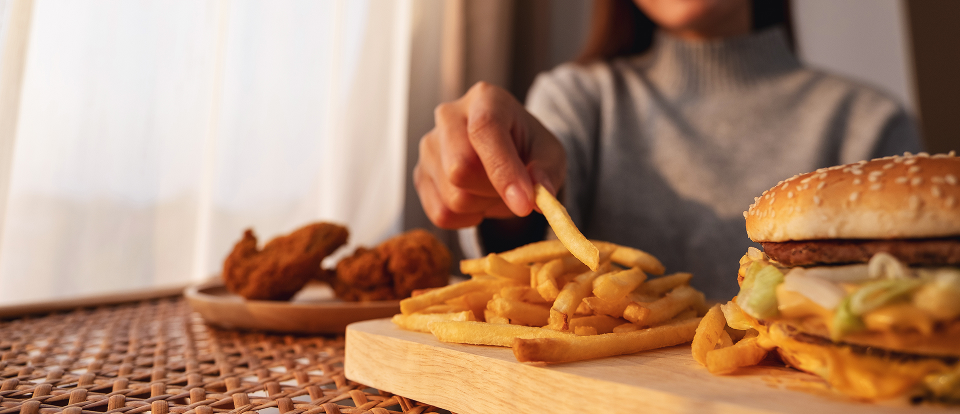 Suka Makan Junk Food dan Kurang Minum Air Putih, Waspada Terkena Batu Ginjal